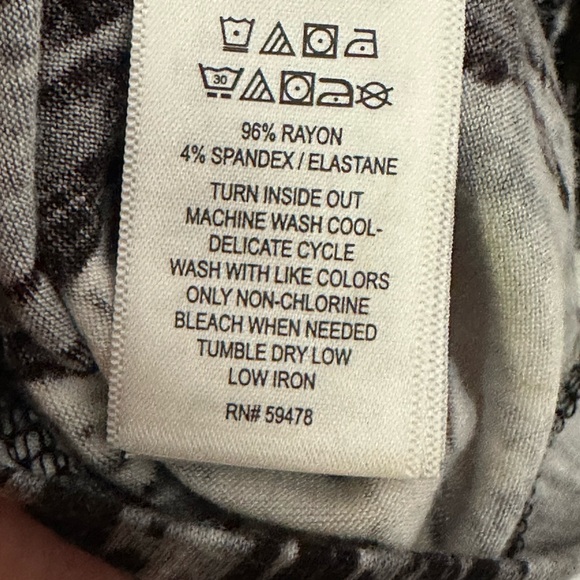 Woman’s Tahari sleeveless top handkerchief hemline BLK & WHT print SZ 3X - Picture 4 of 8